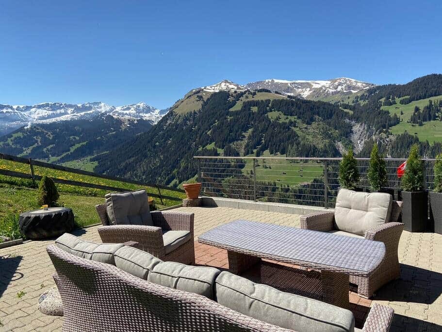 Chalet Grünenwald Maisonette: bietet von der Terrasse aus eine traumhafte Aussicht auf die Berge.