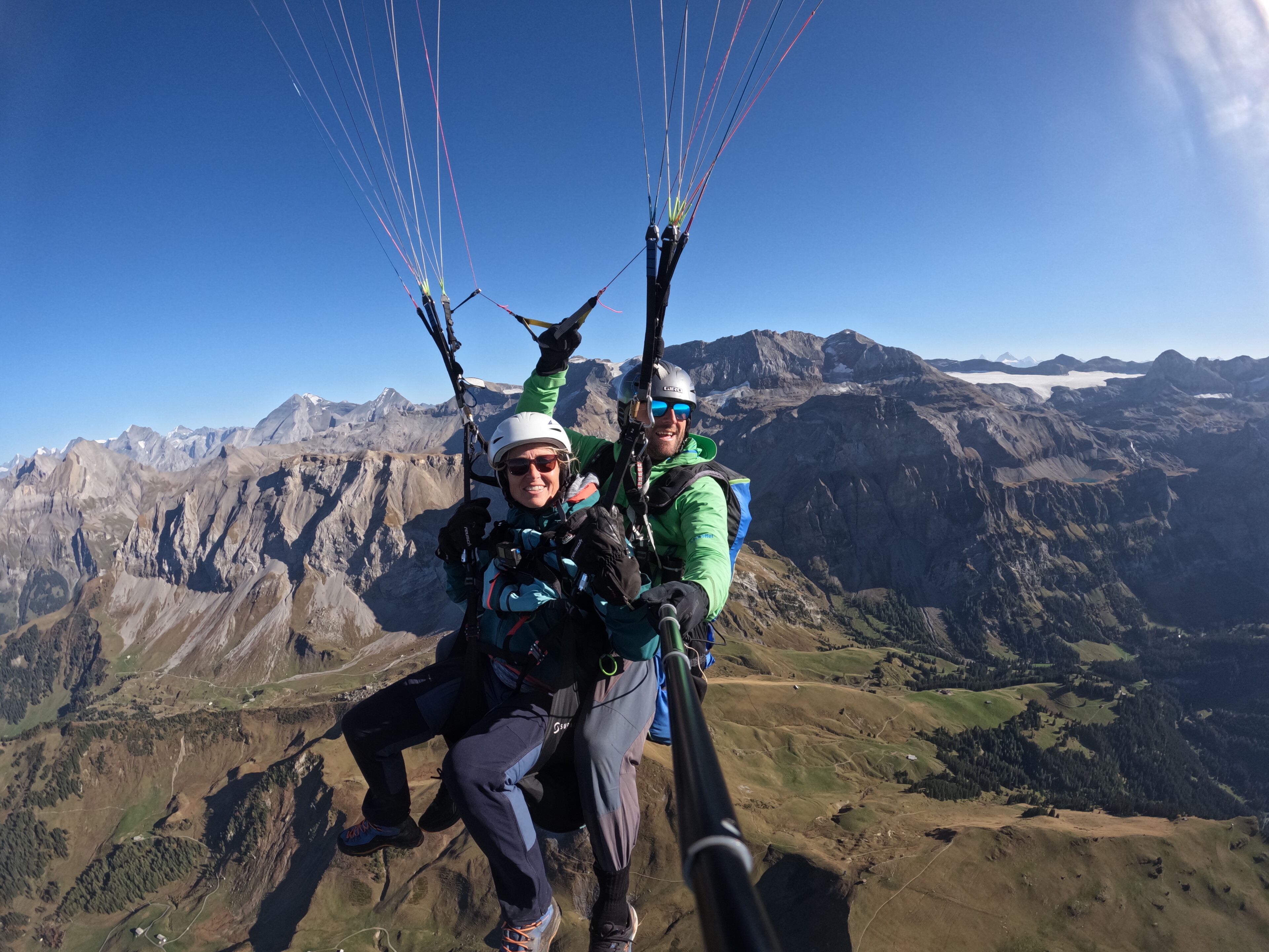 Gleitschirmfliegen Lenk: Erleben Sie das atemberaubende Gefühl des Gleitschirmfliegens in der wunderschönen Region Lenk im Simmental mit Stefan Grünenwald