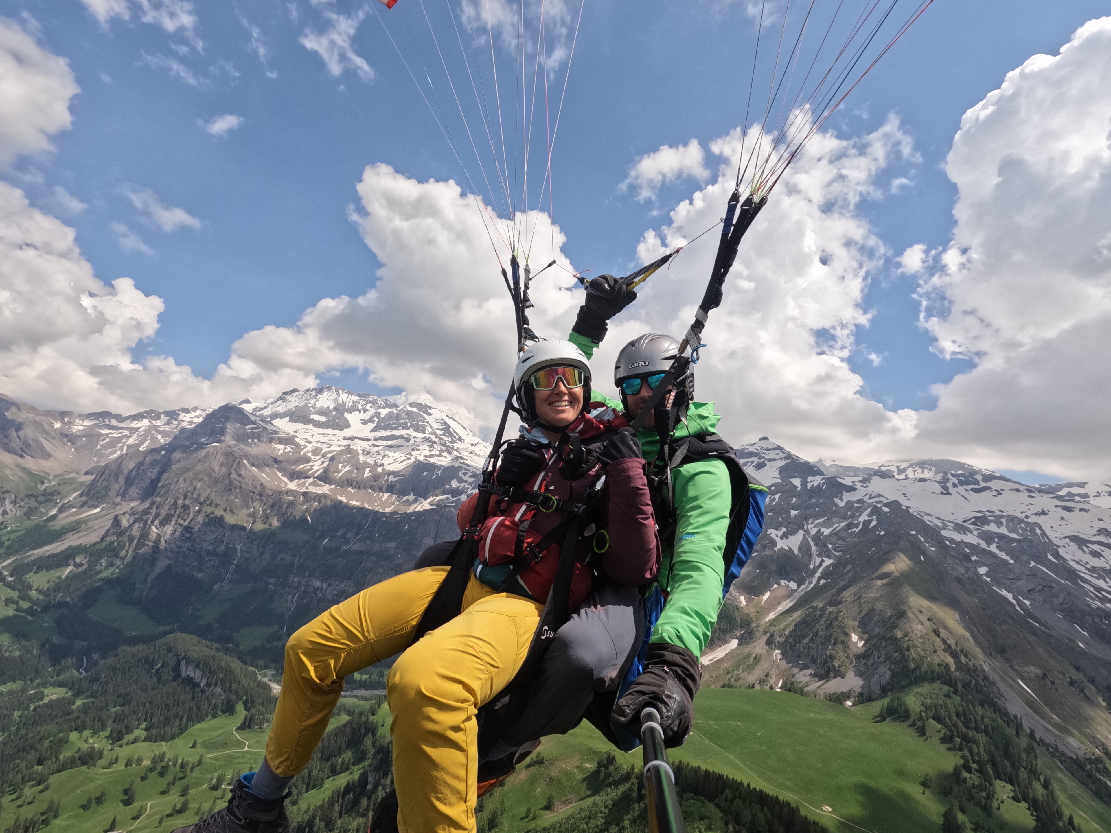 Gleitschirmfliegen Lenk: Erleben Sie das atemberaubende Gefühl des Gleitschirmfliegens in der wunderschönen Region Lenk im Simmental mit Stefan Grünenwald